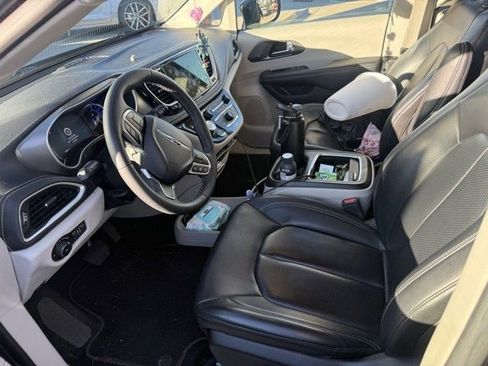Used 2023 Chrysler Pacifica Touring-L image 2