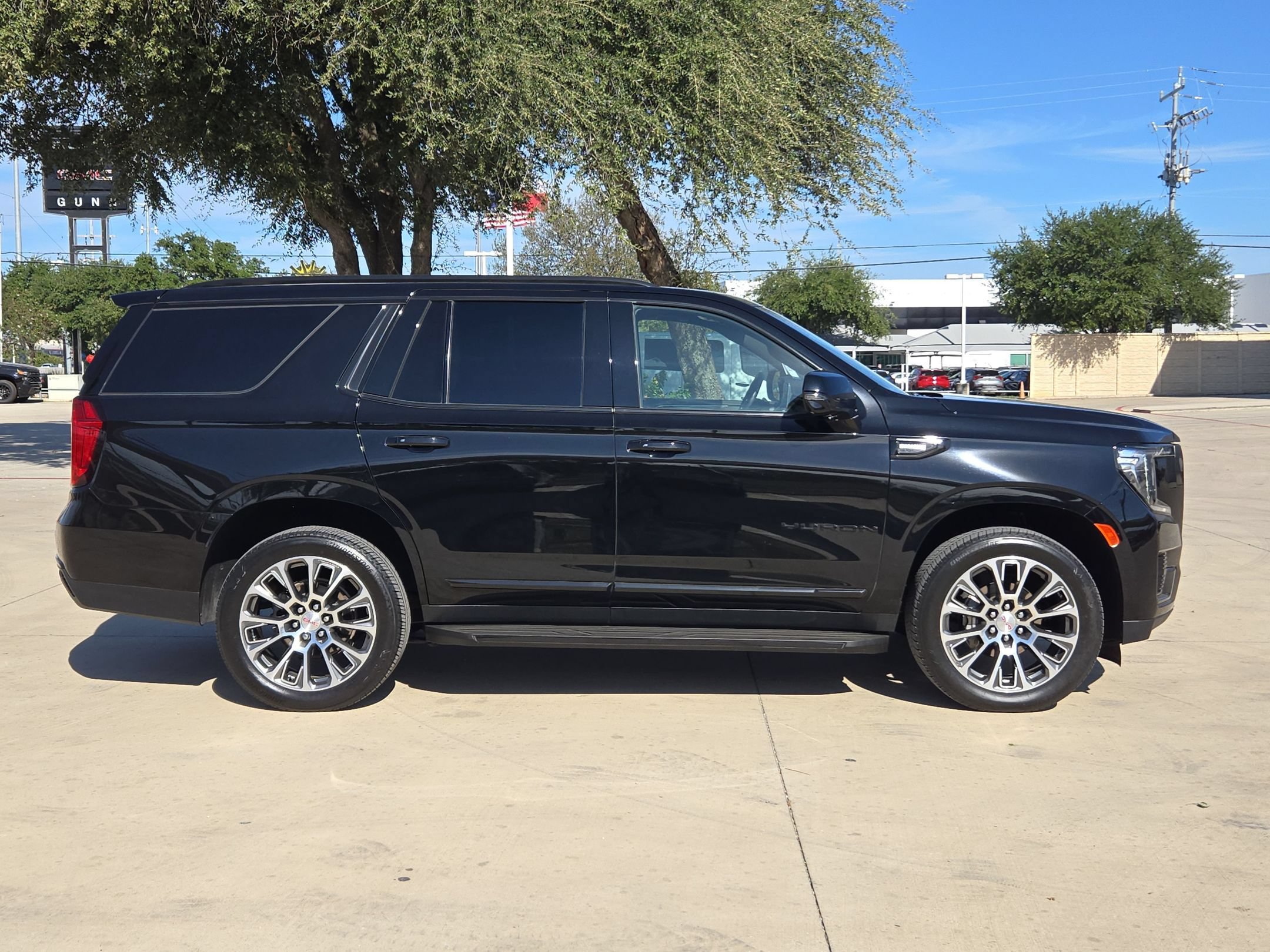 Certified 2022 GMC Yukon SLT w/ SLT Luxury Package AWD/4WD image 2