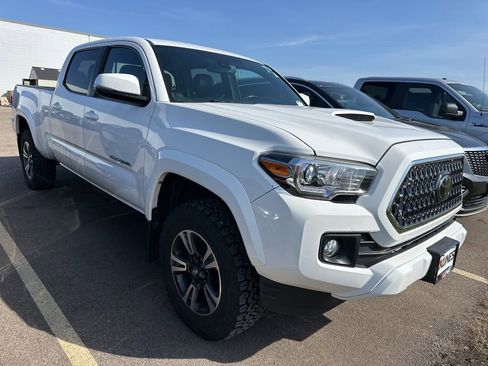 Used 2019 Toyota Tacoma TRD Sport w/ TRD Premium Sport Package image 3