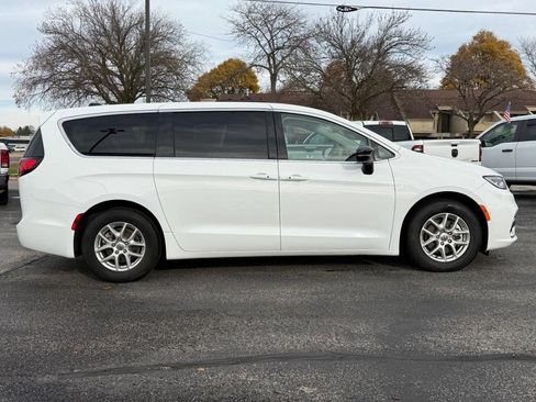 Used 2024 Chrysler Pacifica Touring-L FWD image 3