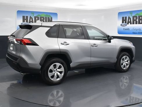 Used 2022 Toyota RAV4 LE FWD image 5