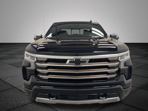 Used 2022 Chevrolet Silverado 1500 High Country w/ Technology Package image 2