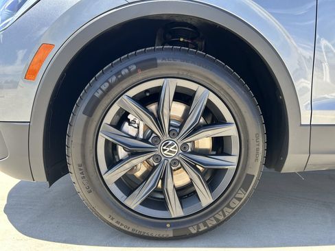 Used 2024 Volkswagen Tiguan SE AWD/4WD image 18