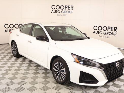 Used 2025 Nissan Altima 2.5 SV FWD image 1