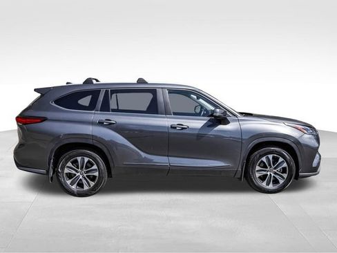 Used 2023 Toyota Highlander XLE AWD/4WD image 5