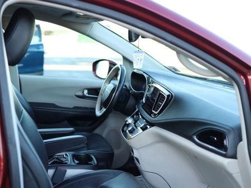 Used 2019 Chrysler Pacifica Limited FWD image 47