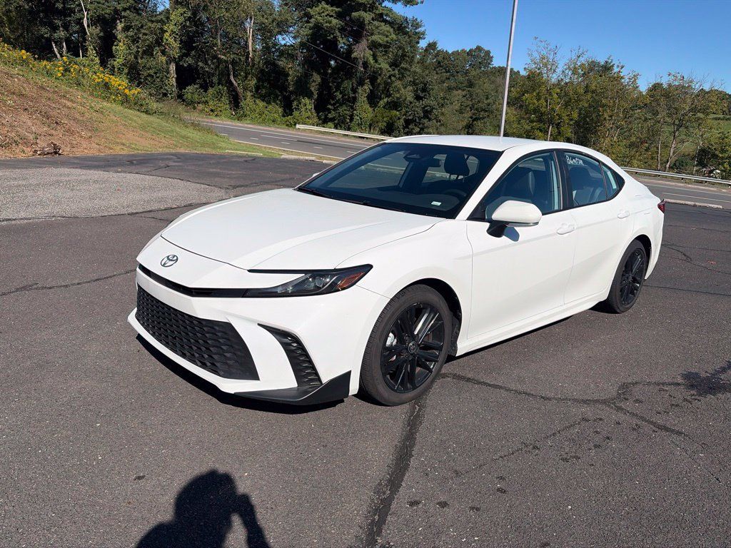 Used 2025 Toyota Camry SE FWD image 4