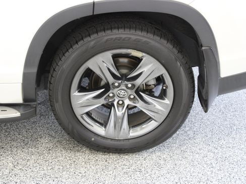 Used 2017 Toyota Highlander Limited Platinum AWD/4WD image 10