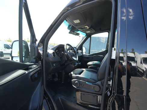 Used 2025 Mercedes-Benz Sprinter 2500 image 18
