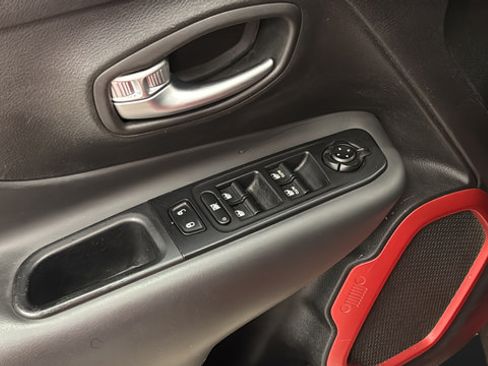Used 2022 Jeep Renegade Latitude AWD/4WD image 21