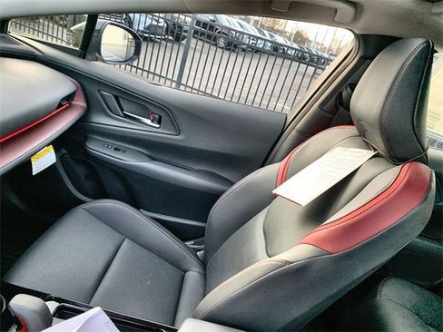 New 2025 Toyota Prius Plug-In Hybrid image 31