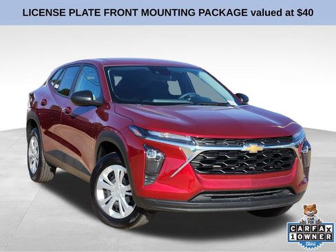 Used 2025 Chevrolet Trax LS image 1