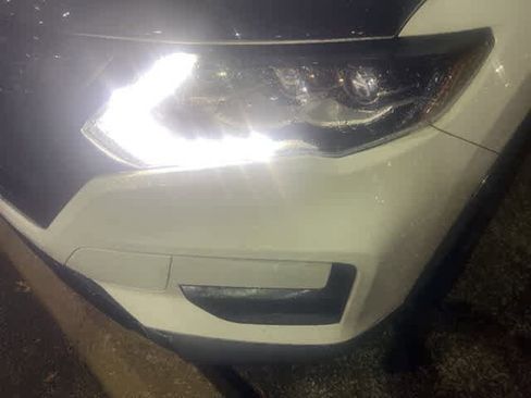 Used 2017 Nissan Rogue SV image 2