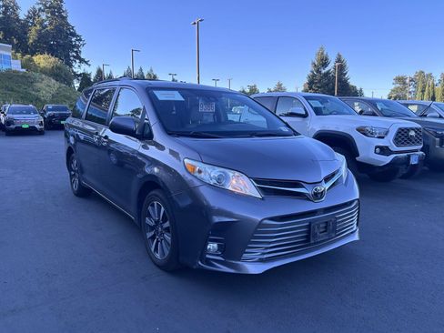 Used 2019 Toyota Sienna XLE w/ XLE Navigation Package AWD/4WD image 4