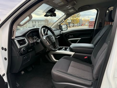Used 2021 Nissan Titan SV w/ SV Convenience Package image 10