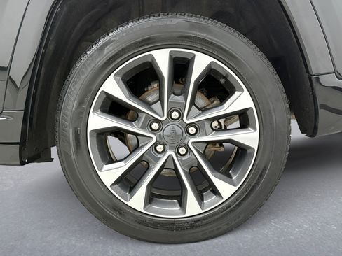 Used 2023 Jeep Grand Cherokee Overland w/ Luxury Tech Group IV AWD/4WD image 28