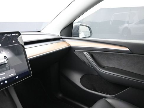 Used 2022 Tesla Model Y Long Range image 28