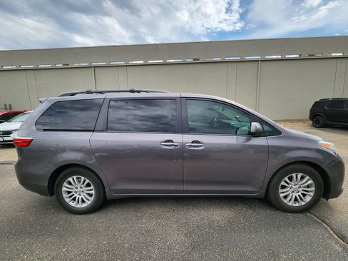 Used 2015 Toyota Sienna XLE w/ XLE Navigation Package FWD image 4
