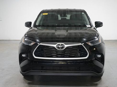 Certified 2024 Toyota Highlander LE FWD image 2