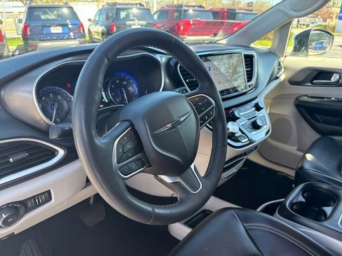 Used 2023 Chrysler Pacifica Touring-L FWD image 15