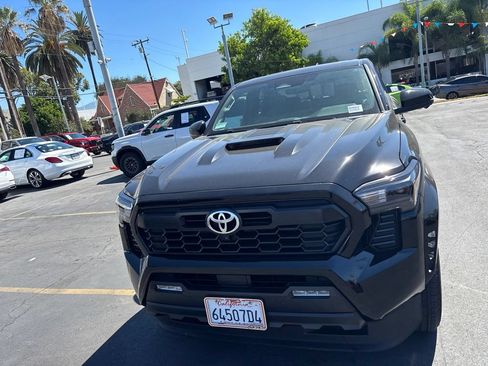 Used 2025 Toyota Tacoma TRD Sport w/ TRD Sport Premium Package AWD/4WD image 9