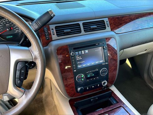 Used 2014 Chevrolet Suburban LTZ image 6