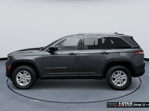 Used 2023 Jeep Grand Cherokee Laredo AWD/4WD image 7