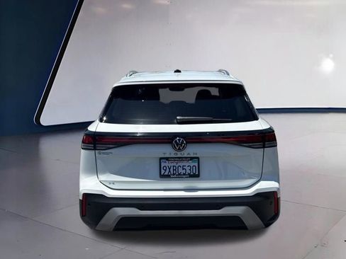 Certified 2025 Volkswagen Tiguan SE FWD image 3