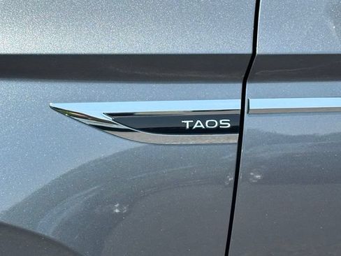 Used 2023 Volkswagen Taos SE w/ Panoramic Sunroof Package AWD/4WD image 10