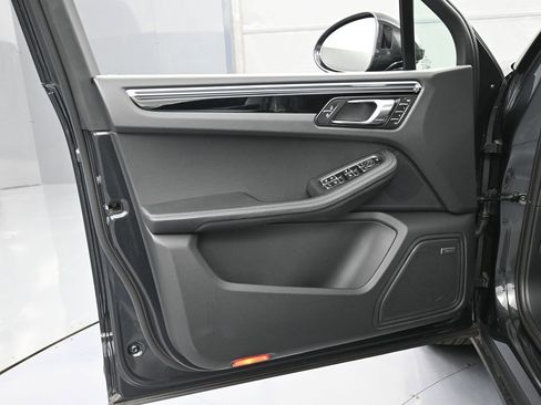 Certified 2025 Porsche Macan image 15