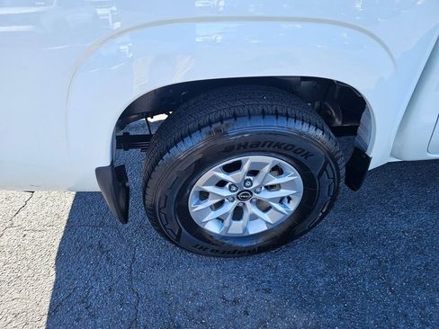 Used 2024 Nissan Frontier SV w/ Technology Package image 9