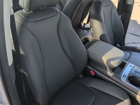 Used 2025 Kia Carnival SX image 27