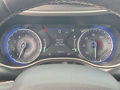 Used 2023 Chrysler Pacifica Touring-L FWD image 17