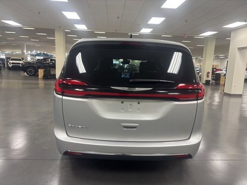 Used 2024 Chrysler Pacifica Touring-L image 6