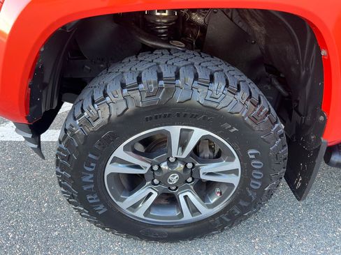 Used 2017 Toyota Tacoma TRD Sport w/ Premium & Technology Package AWD/4WD image 33