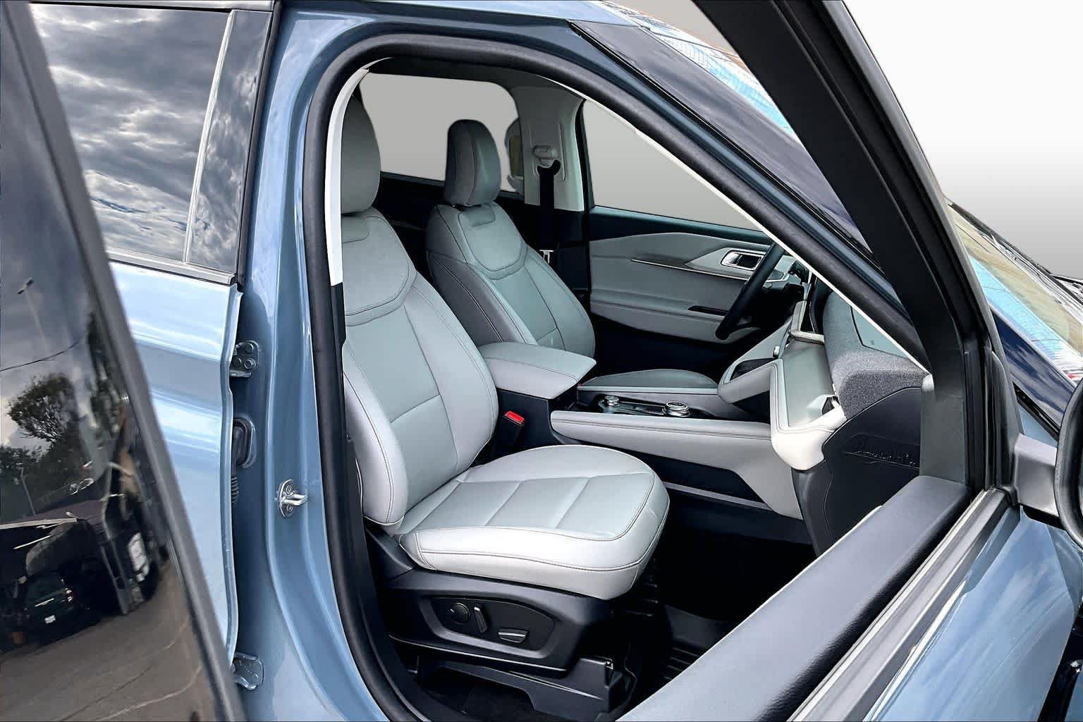 Used 2025 Ford Explorer Active w/ Active Comfort Package RWD image 10