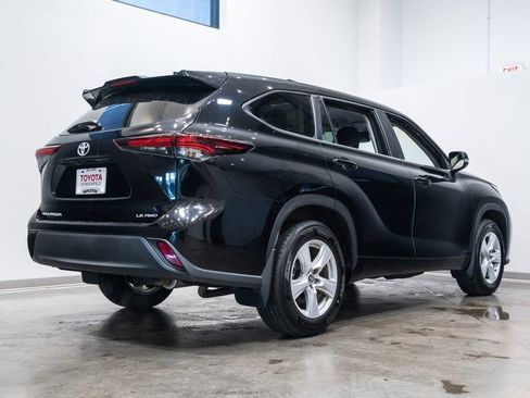 Used 2024 Toyota Highlander LE AWD/4WD image 9