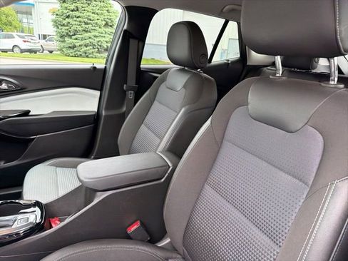 Used 2025 Chevrolet Trax LT w/ LT Convenience Package FWD image 13