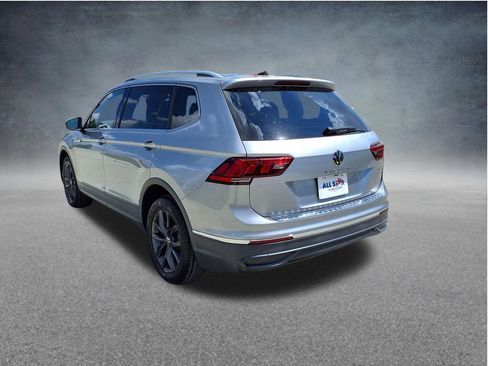 Used 2022 Volkswagen Tiguan SE w/ Panoramic Sunroof Package FWD image 6