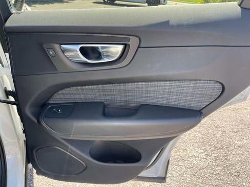 Used 2022 Volvo XC60 B5 Momentum image 34