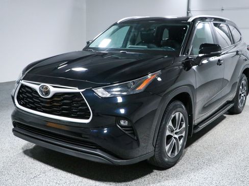 Used 2023 Toyota Highlander XLE AWD/4WD image 35