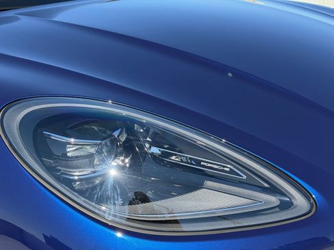 Certified 2025 Porsche Macan image 12