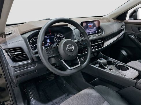 Used 2022 Nissan Rogue SV image 9