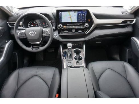 Certified 2021 Toyota Highlander Limited AWD/4WD image 3