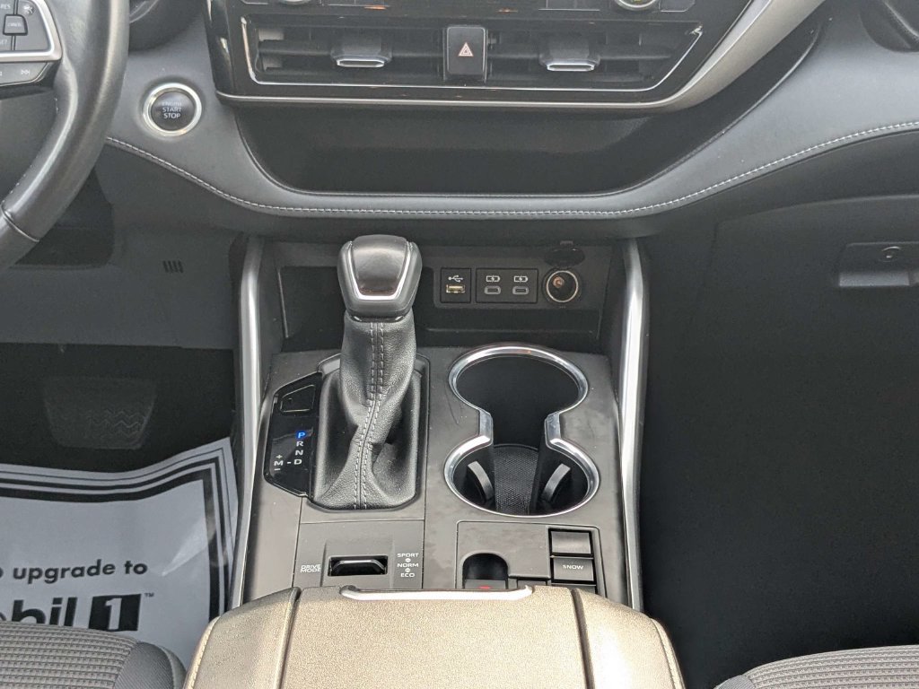 Used 2025 Toyota Highlander LE FWD image 21