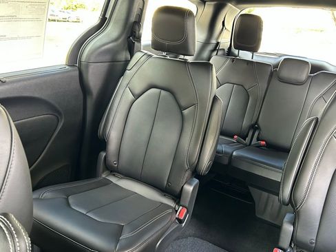 New 2026 Chrysler Pacifica Select image 13