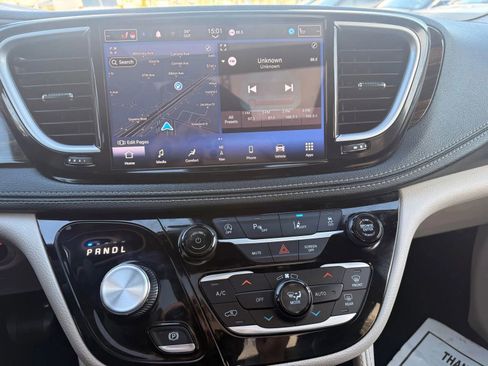 Used 2023 Chrysler Pacifica Limited image 20
