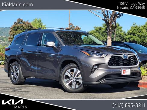 Used 2021 Toyota Highlander XLE AWD/4WD image 1
