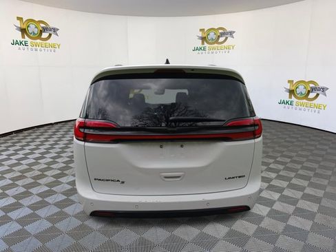 Used 2025 Chrysler Pacifica Limited FWD image 9