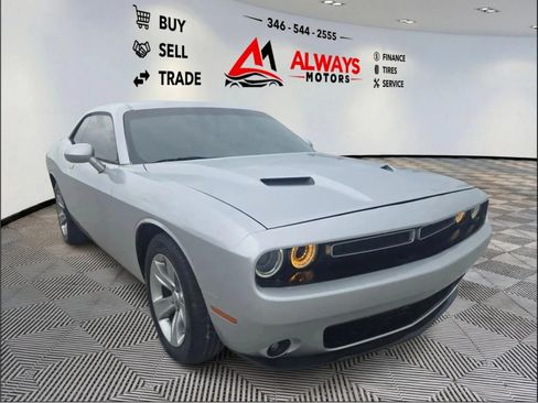 Used 2020 Dodge Challenger SXT w/ Driver Convenience Group RWD image 10